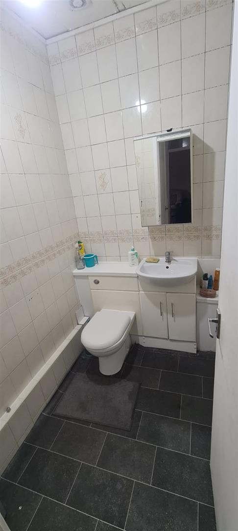 2 bed property in Newport Road, Cardiff